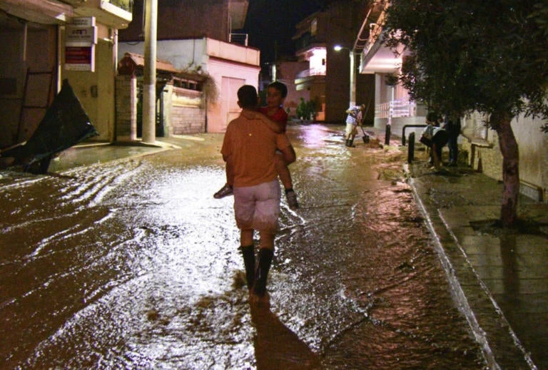 «Χάος» και πάλι στην Μάνδρα – «Ποτάμια» οι δρόμοι, πλημμυρίζουν κτίρια από την ισχυρή βροχόπτωση